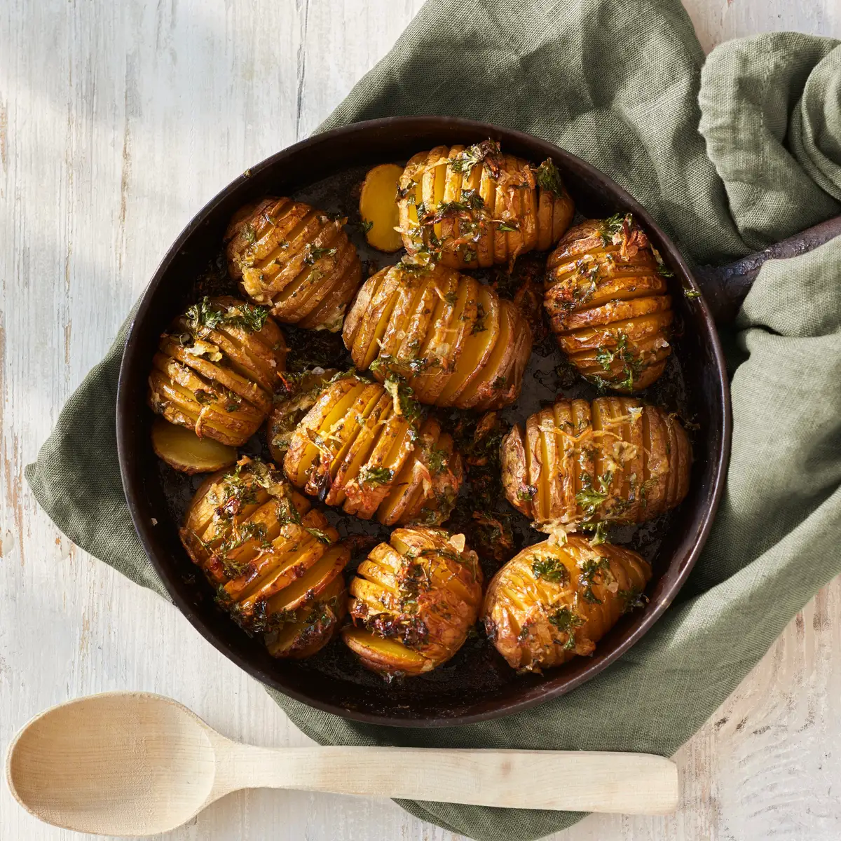 Hasselbackan valkosipuli-yrttiperunat